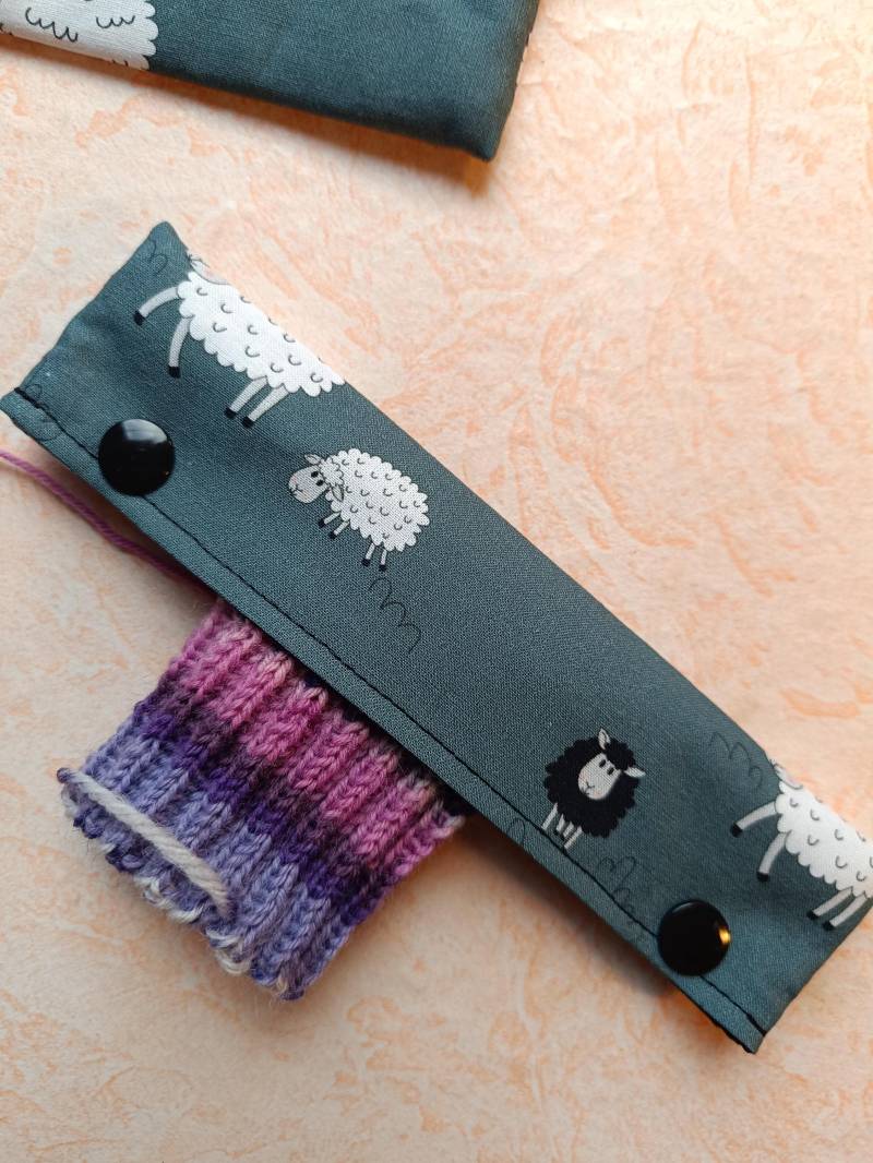 Nadelsafe, Nadelspiel Garage, Safe, Nadeltasche Für 15cm Lange Nadeln, Black& White Schafe, Rundstricknadel-Safe von Sockenstricksucht1