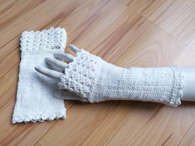 Armstulpen, Pulswärmer Mit Daumenloch Und Häkelbordüre, Weiß, Baumwolle von Sockenundmehr