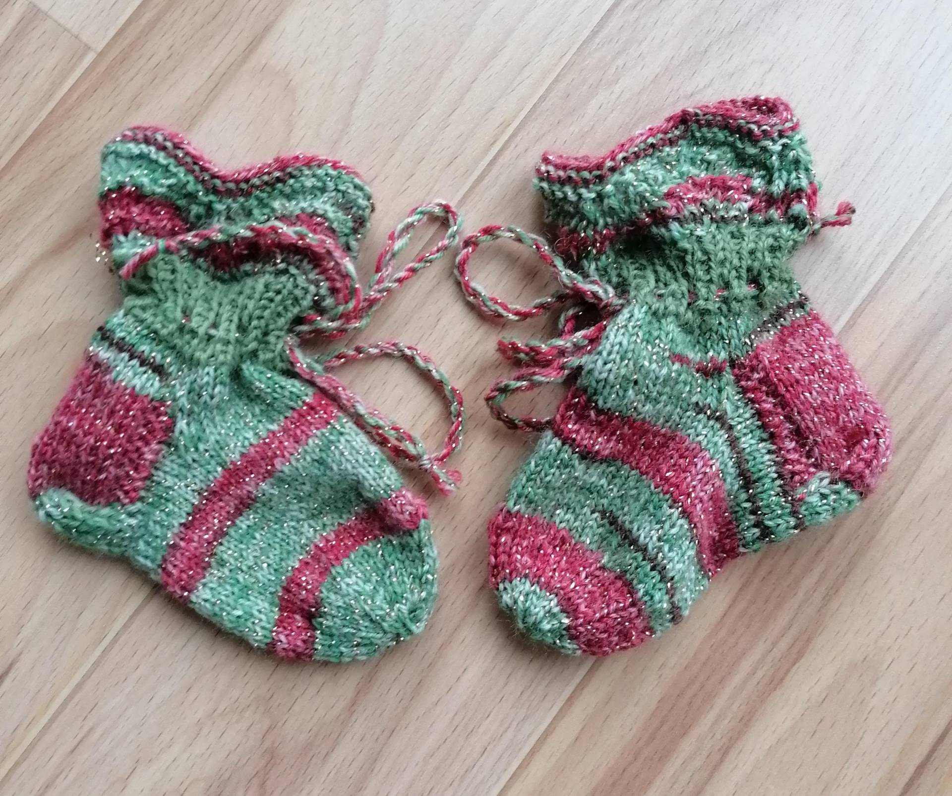 Babysocken Mit Bindeband Und Lochmuster, Sockenwolle Glanz von Sockenundmehr