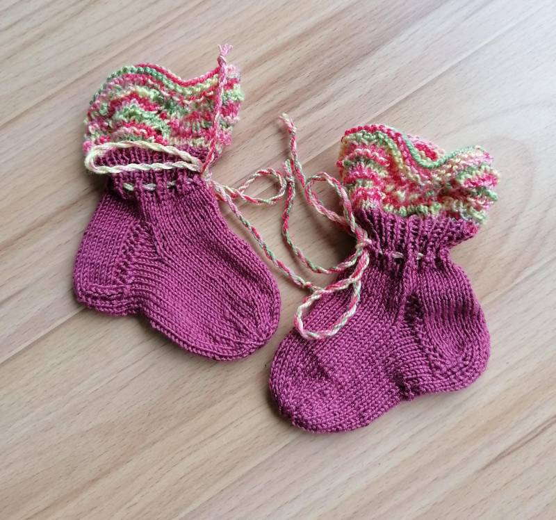 Gestrickte Babysocken Gr. 17, 3-6 Monate, Mit Bindeband Und Lochmuster, Altrosa, Vegan von Sockenundmehr
