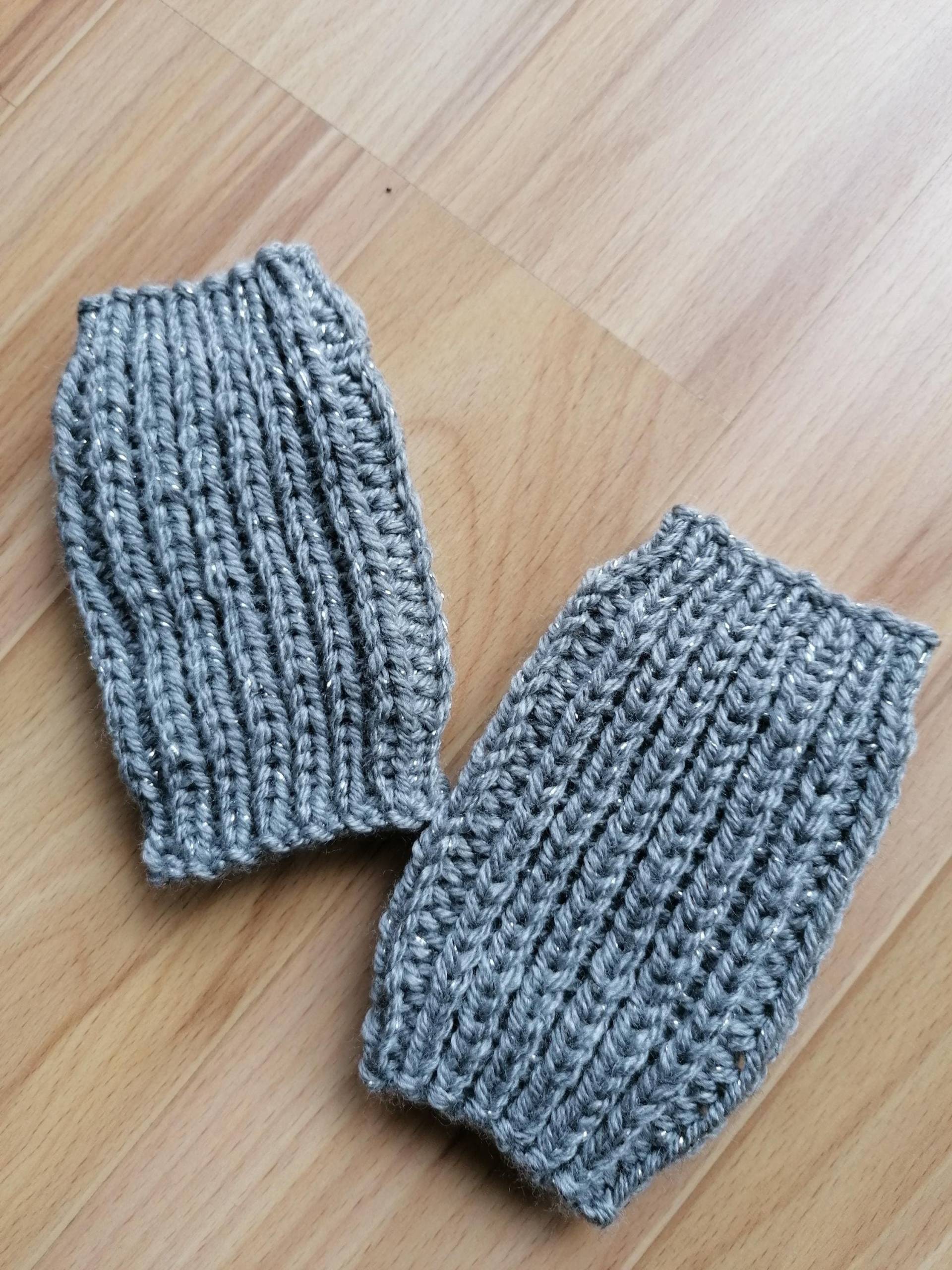 Gestrickte Beinstulpen Für Kinder, Legwarmer, Hellgrau Mit Glanz, Vegan von Sockenundmehr