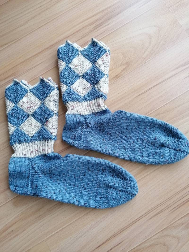 Gr. 39/40 Stricksocken, Sofasocken in Patchwork-Optik, 4-Fädige Sockenwolle, Blau/Natur von Sockenundmehr