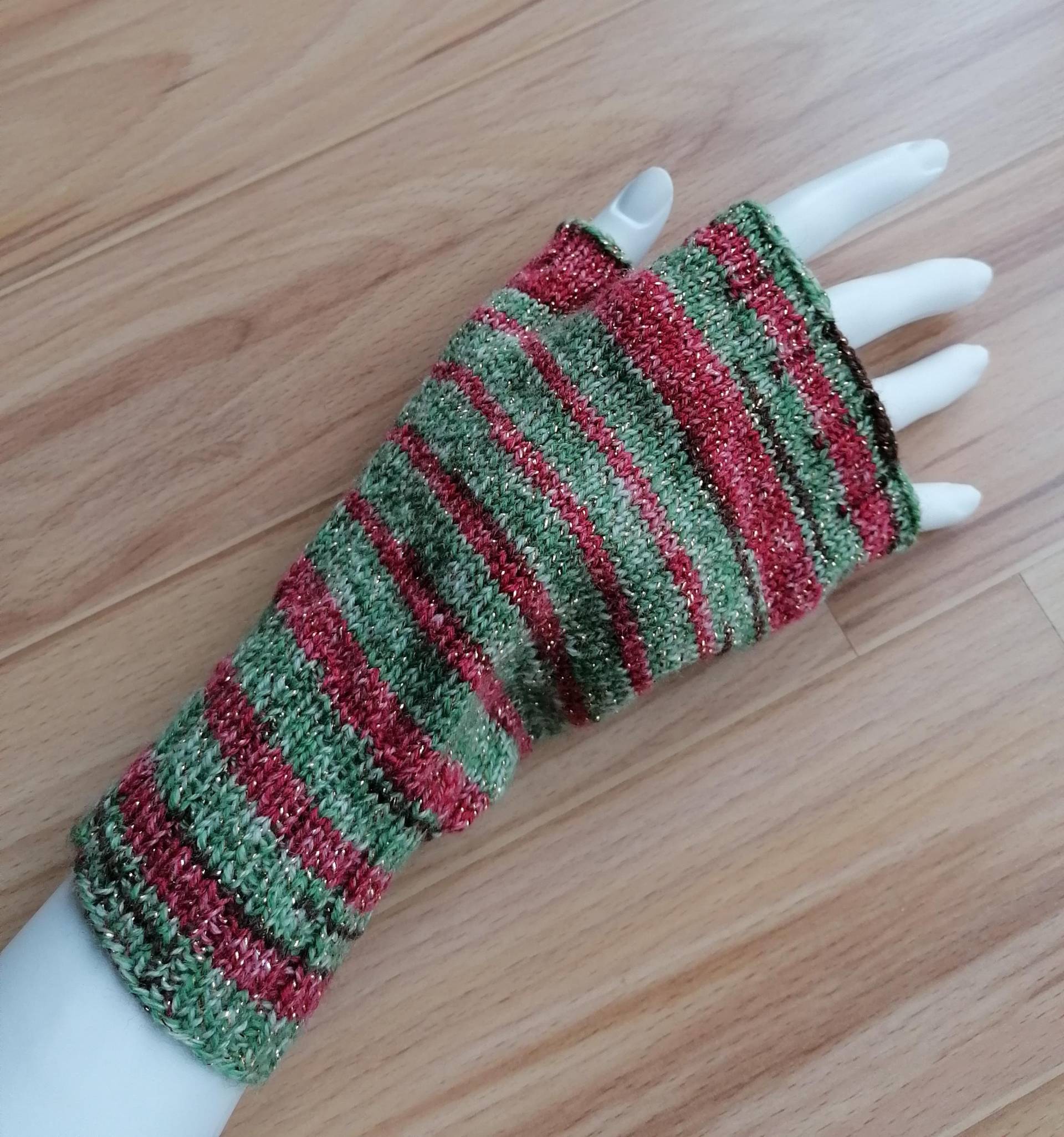 Handgestrickte Armstulpen, Pulswärmer Mit Angestricktem Daumen, Markthandschuhe, Rot/Grün, Glanzwolle, Gr. 7 von Sockenundmehr