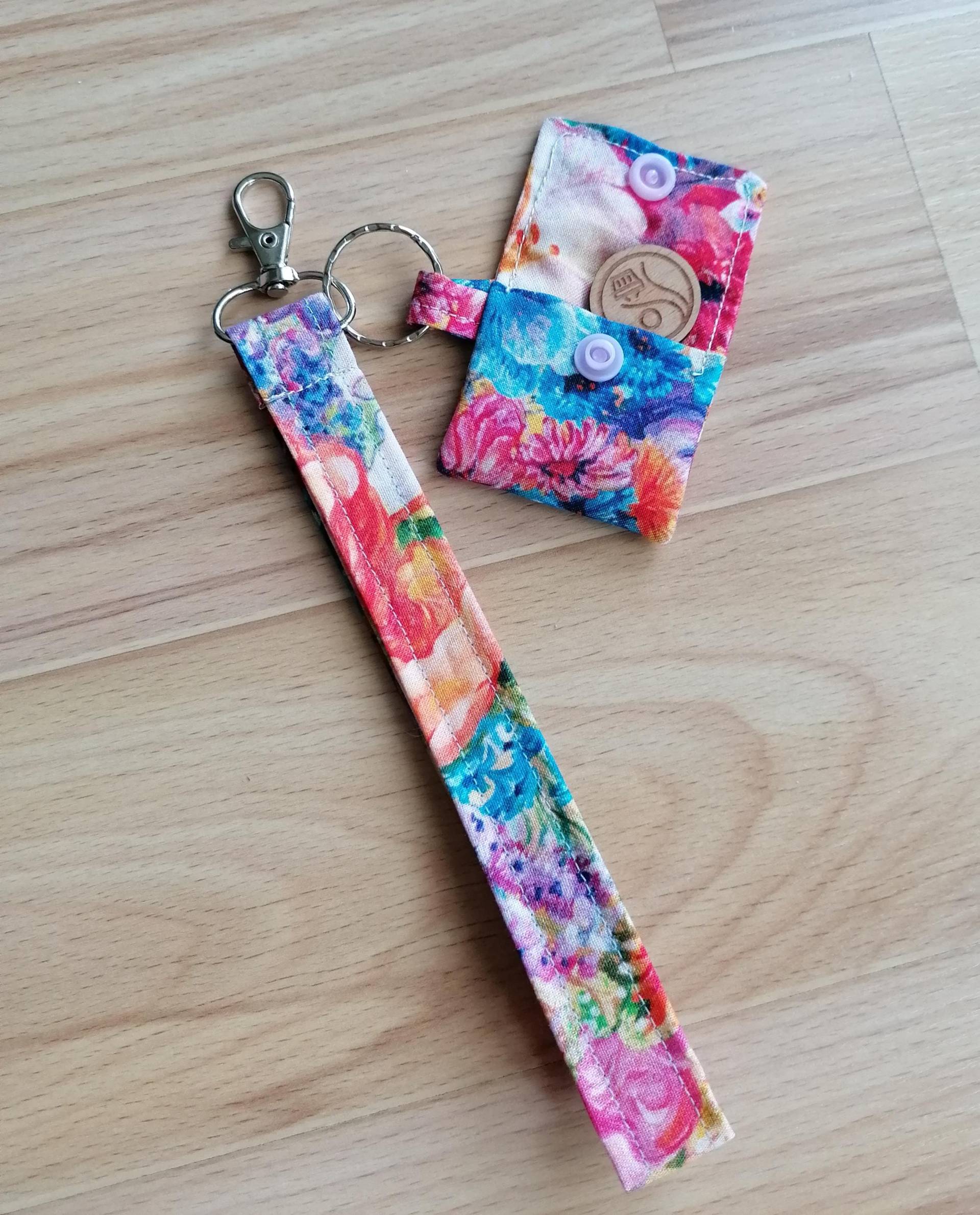 Schlüsselband Mit Chip-Täschchen, Einkaufswagenchip, Blumen Schlüsselband Mit Chip-Täschchen, Einkaufswagenchip, Blumen von Sockenundmehr