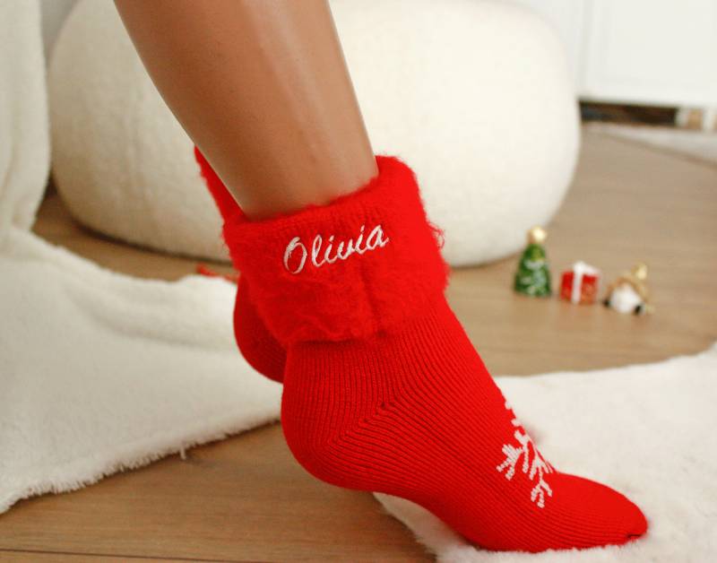 Benutzerdefinierte Weihnachtssocken, Personalisierte Gemütliche Socken, Weiche Handgemachte Weihnachtsgeschenk, Weihnachtsstickerei Personalisiertes von SocksHarmony