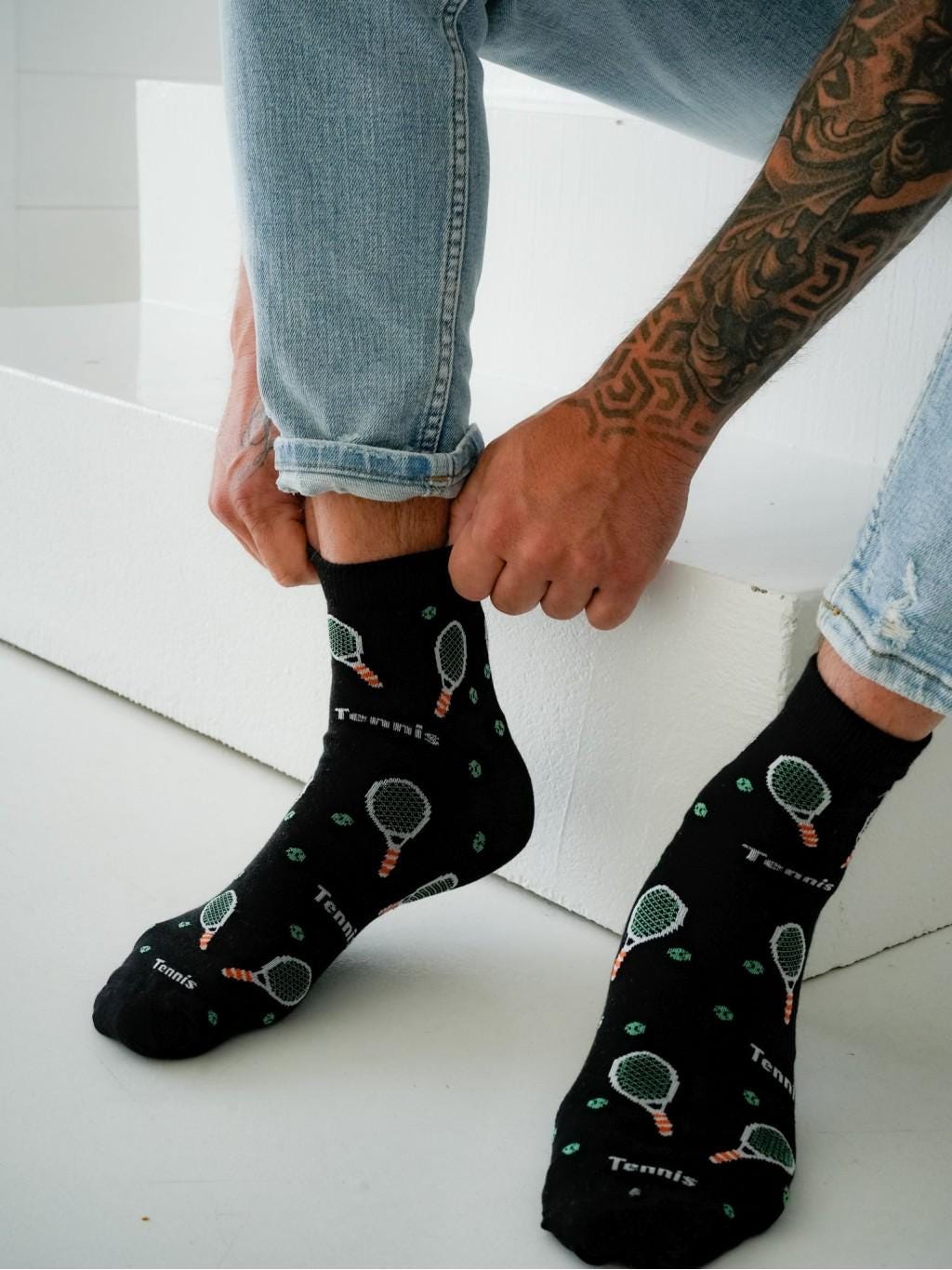 Tennisschläger Tennisplatz Spiel Set Match Männer Socken, Lustige Verrückte Bunte Geschenkidee, Perfektes Geschenk, Mismatched von SocksWorld001