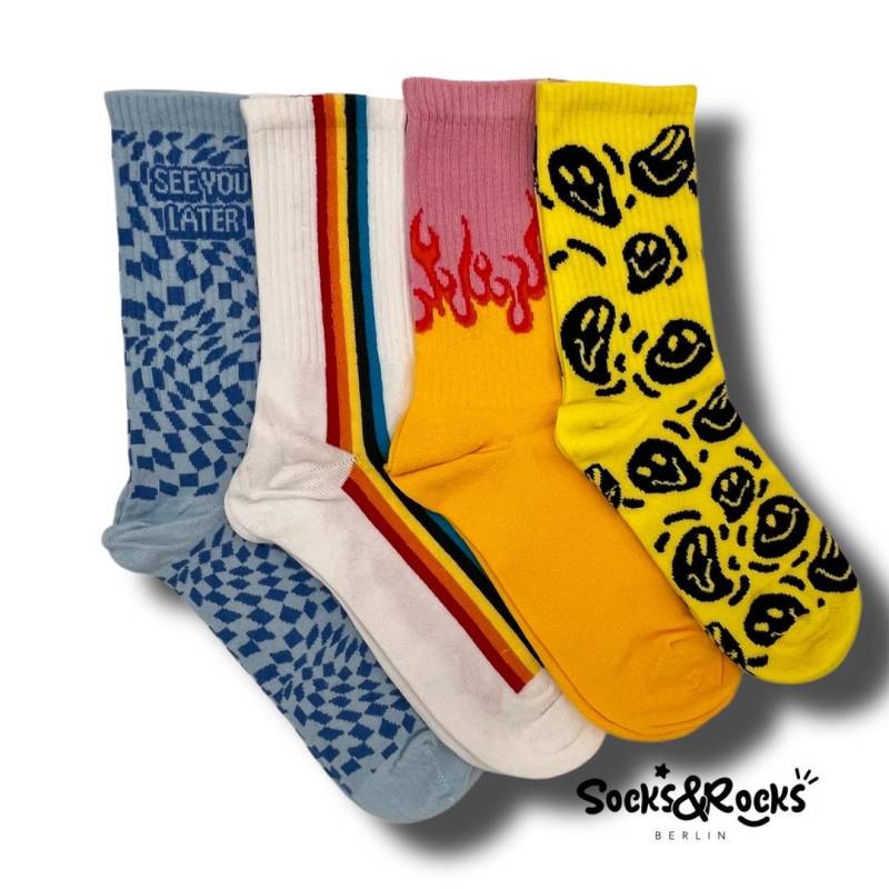 4 Paar Geschenkbox | Happy Smile Socken Karomuster Lgbtq Geschenk Unter 10 Euro Coole Regenbogen Flammen-Socken von SocksundRocks