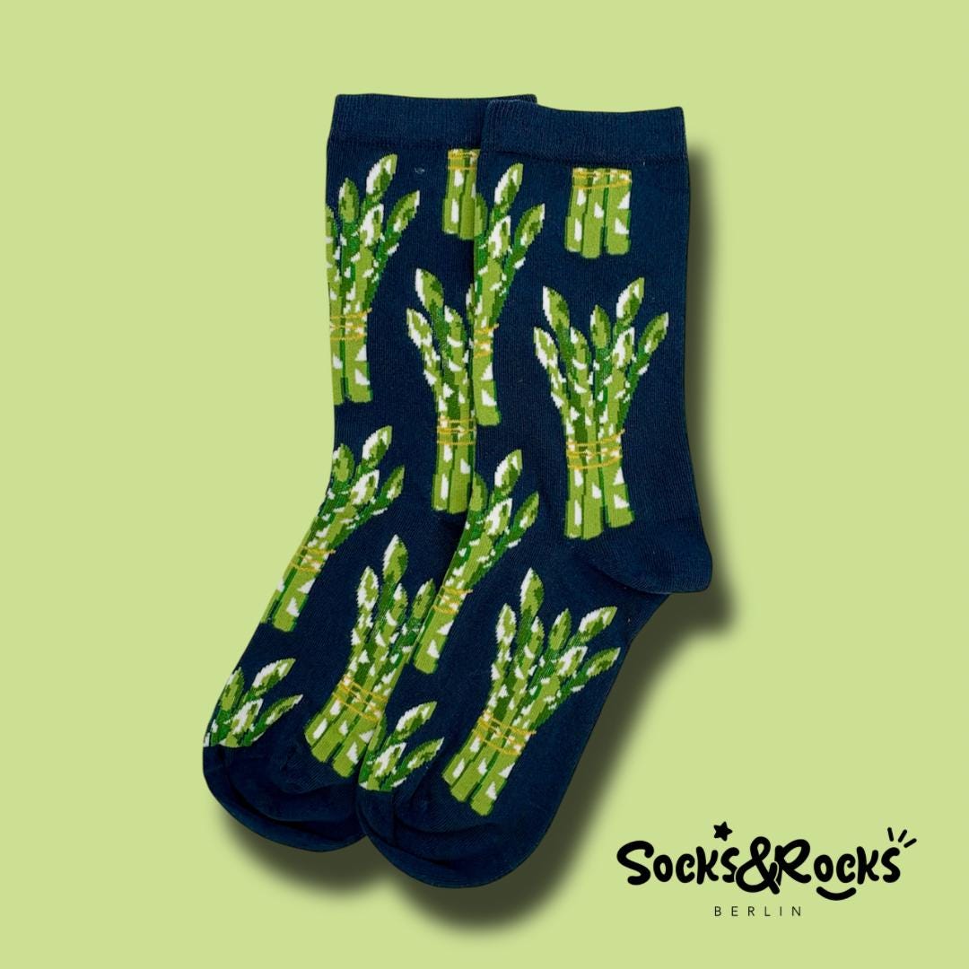 Spargelsocken | Gemüsesocken Vegan Socken Spargelmuster Veganes Geschenk Süße Söckchen Spargel Lustige Futtersocke von SocksundRocks