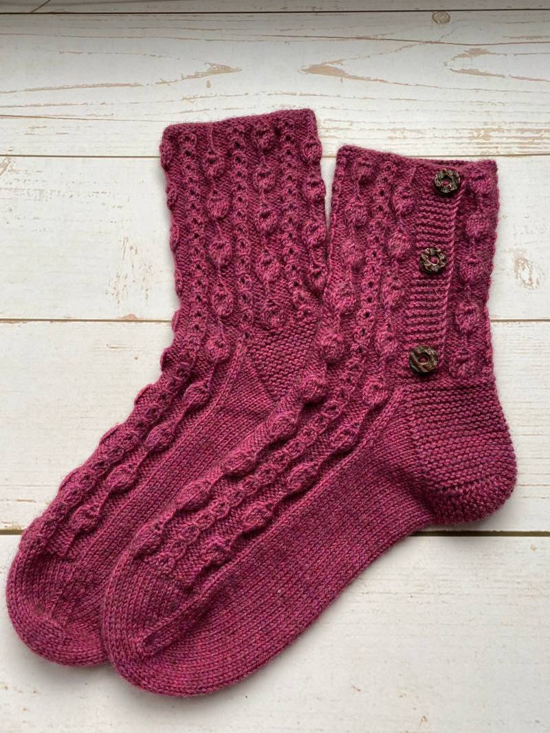 Handgestrickte Socken , Weiche Weinfarbene Sehr Hochwertige Mit Knopfleiste in 38/39 Premiumwolle Merino Yak Bordeaux von SocktalesShop