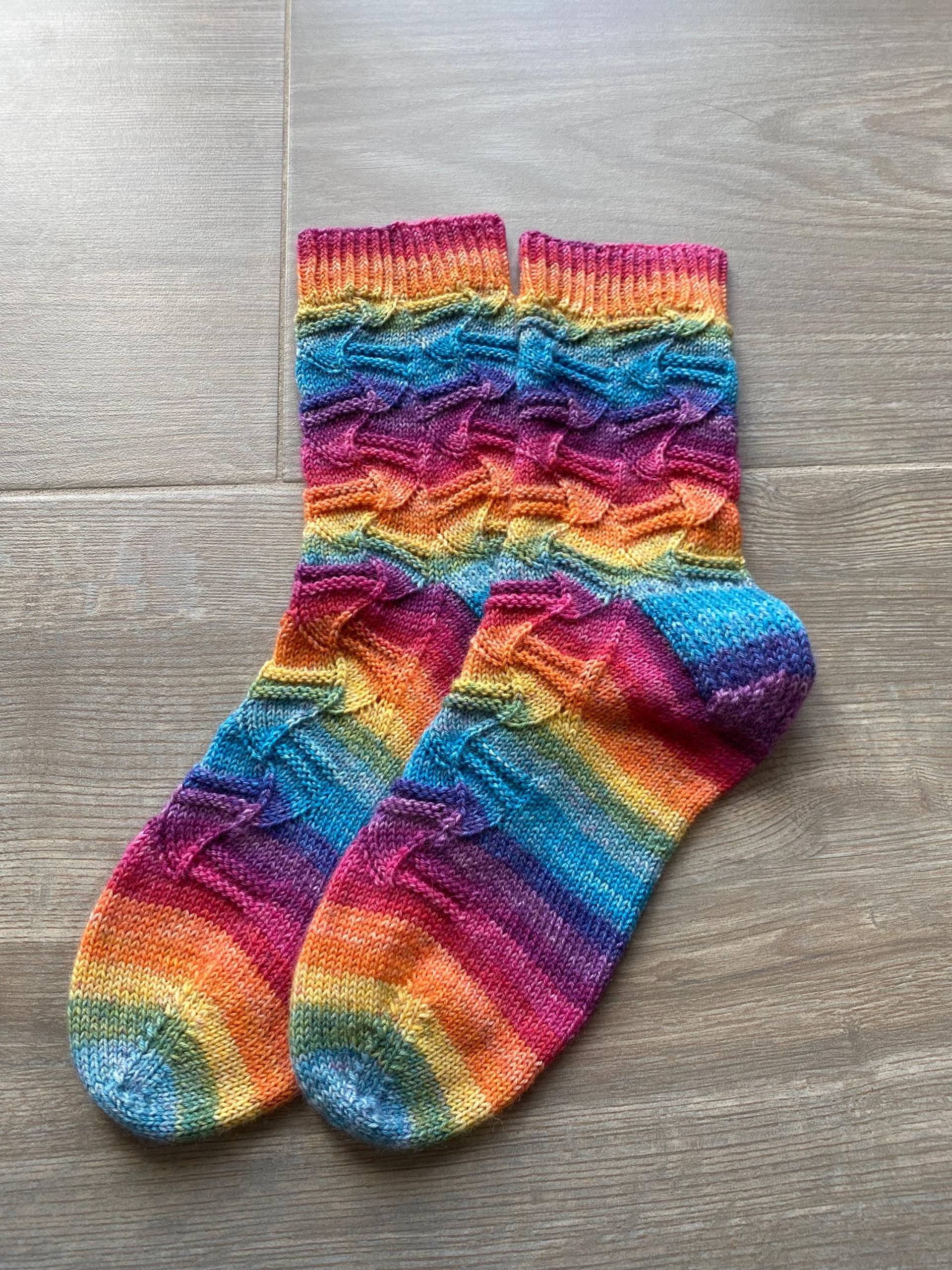 Handgestrickte Socken in Bunt Größe 38/39 Regenbogen Warme Damensocken Herrensocken Unisexsocken von SocktalesShop