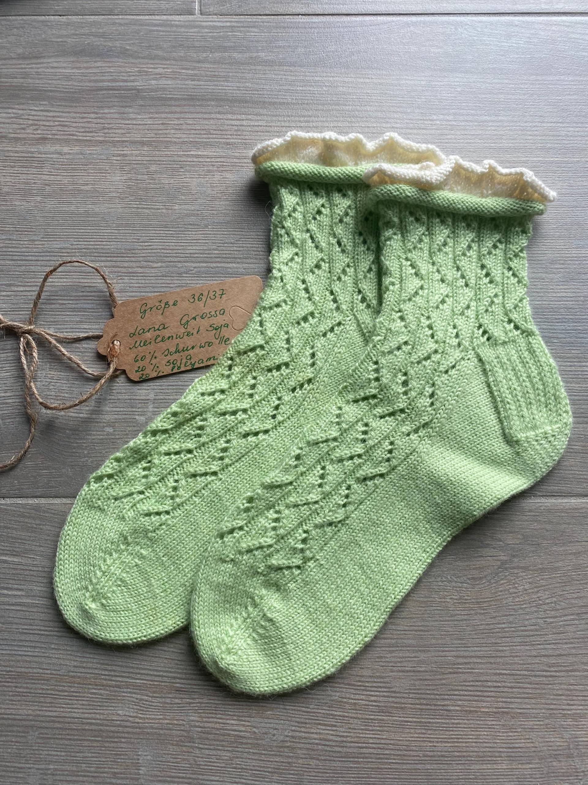 Handgestrickte Socken in Zarten Maigrün Größe 36/37, Weich Und Verspielt Romantisch Warm von SocktalesShop