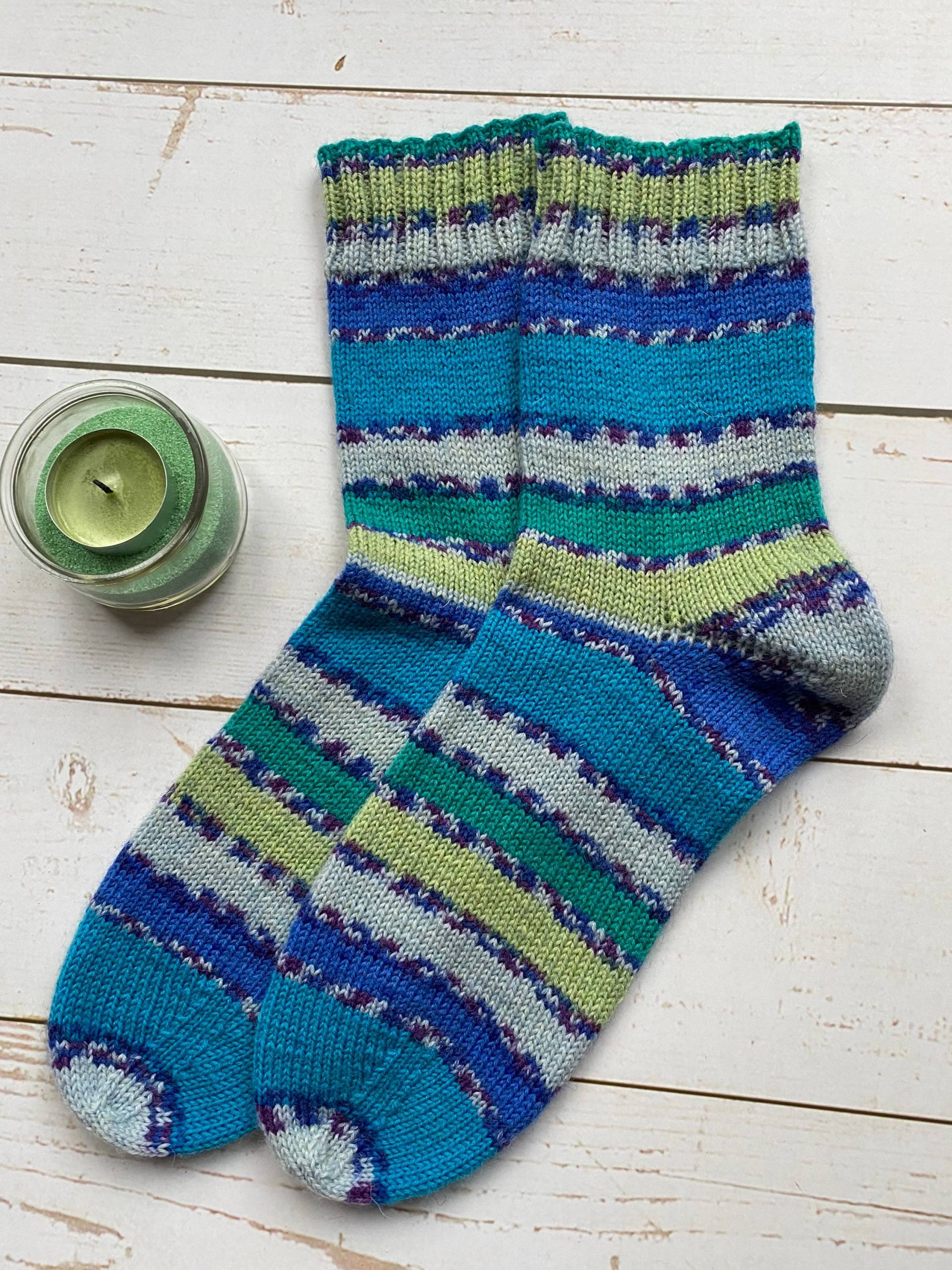 Herrensocken Handgestrickt Größe 41/42, Gestreifte Socken Blau-Grau-Grün Unisexsocken Damensocken von SocktalesShop