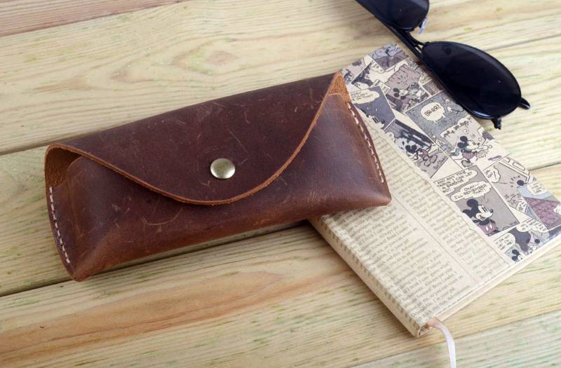 Personalisierte Leder-Sonnenbrillenhülle Handgefertigter Crazy Horse Leder-Brillenhalter Personalisierte Leder-Sonnenbrillenhülle Handgefertigter Crazy Horse Leder-Brillenhalter von Socraftleather