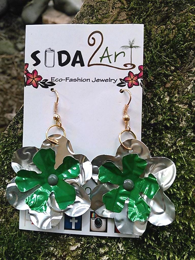 3D Grüne Blumen Ohrringe Upcycled Soda Dosen Schmuck, Tropisch von Soda2Art