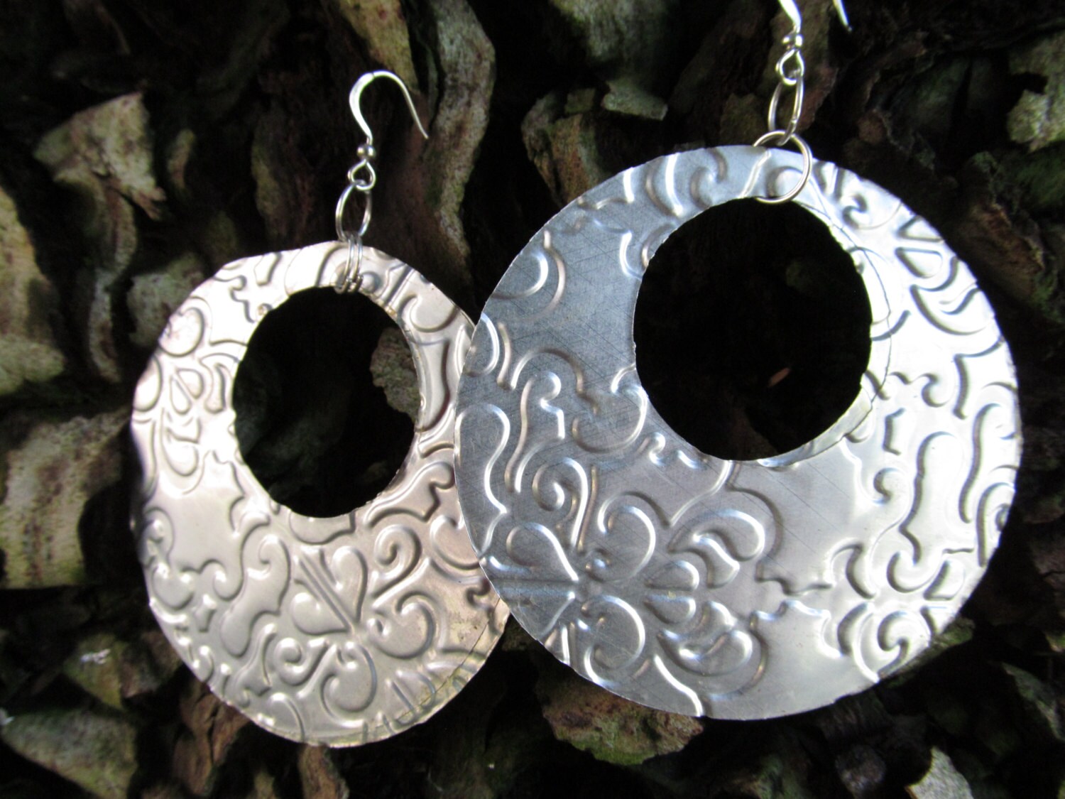 Geprägte Soda Can Creolen Umweltfreundlicher Schmuck Aus Recyceltem Aluminium von Soda2Art