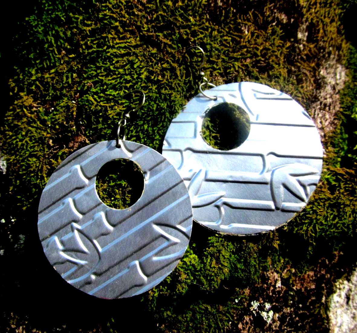 Geprägte Soda Dosen Ohrringe Metall Bambus Ausschnitt, Umweltfreundlicher Schmuck von Soda2Art