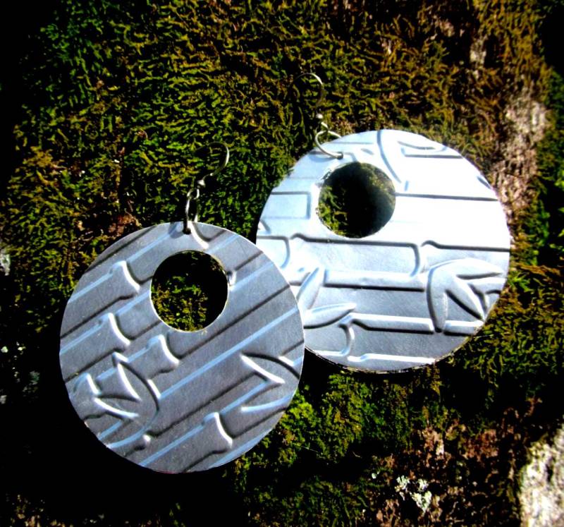 Geprägte Soda Dosen Ohrringe Metall Bambus Ausschnitt, Umweltfreundlicher Schmuck von Soda2Art