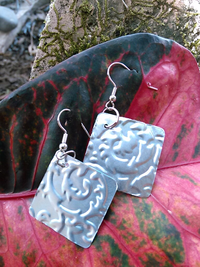 Geprägte Soda Dosen Ohrringe Recyceltes Aluminium, Umweltfreundlicher Schmuck von Soda2Art