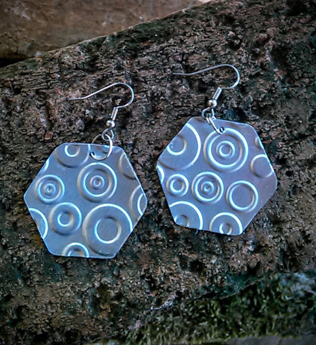 Handgemachte Getränkedosen Ohrringe Im Poka Dot Design von Soda2Art