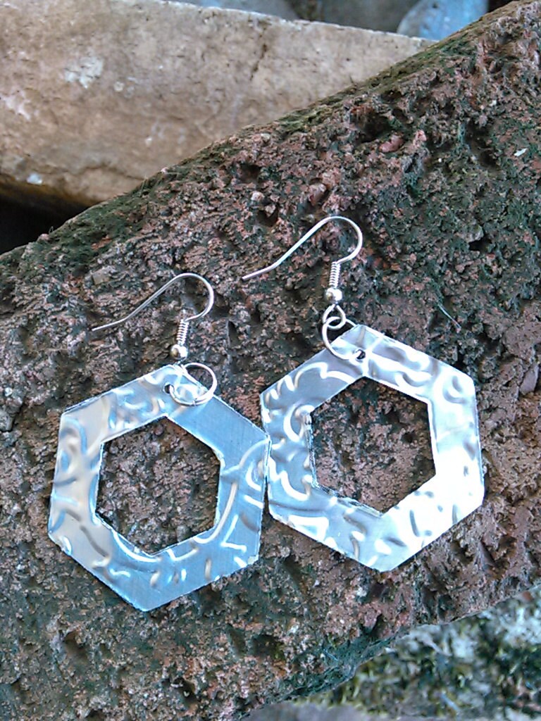 Silber Soda Can Ohrringe Handgemachter Sechseck-Schmuck Aus Recyceltem Aluminium von Soda2Art