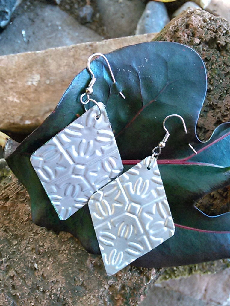 Vintage Aluminium Soda Can Ohrringe Geprägte Metallschmuck von Soda2Art