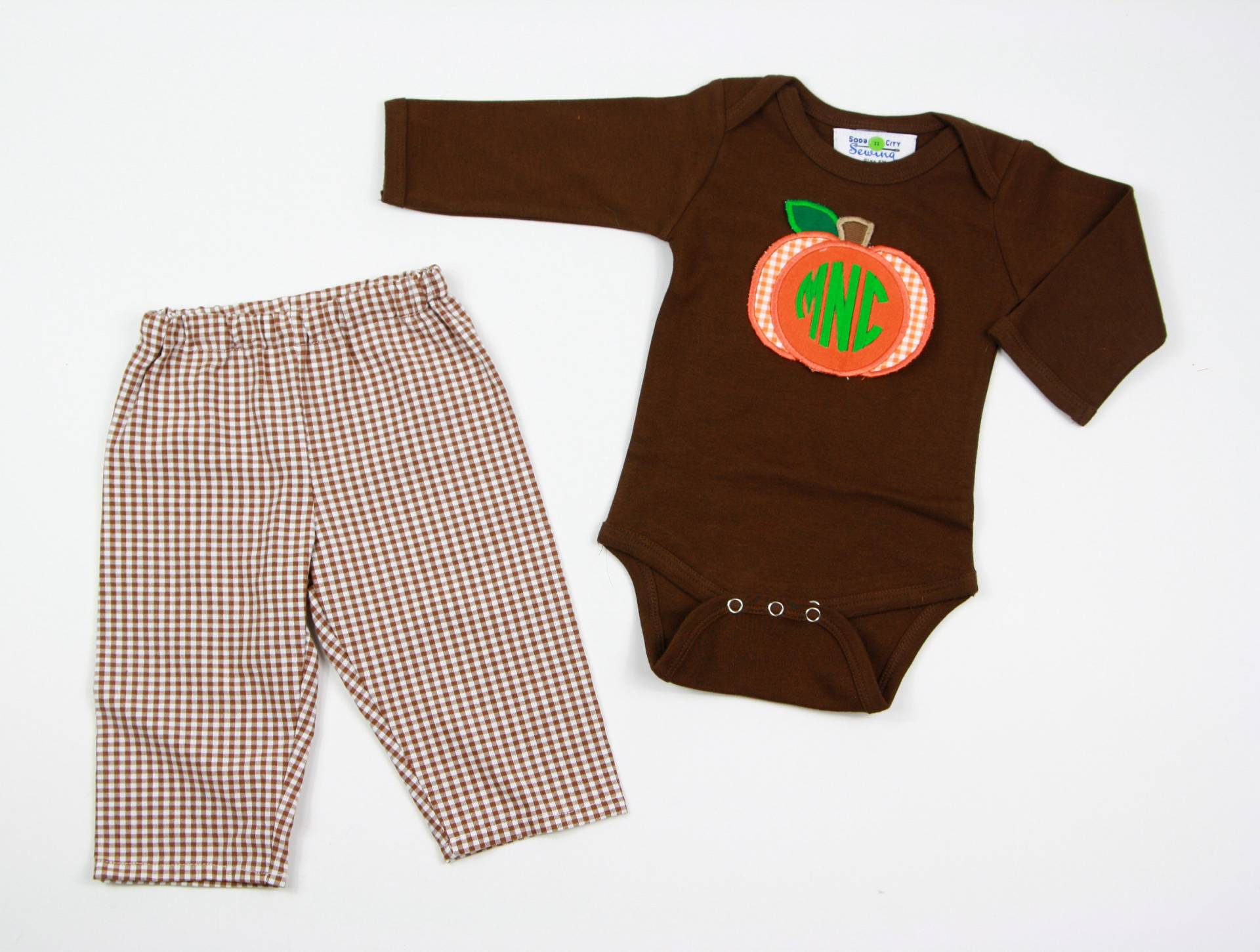Baby Boy Kürbis Outfit - Jungen Monogramm Bodysuit Herbst Kleidung Personalisierte Applikation Baby Boy Kürbis Outfit - Jungen Monogramm Bodysuit Herbst Kleidung Personalisierte Applikation von SodaCitySewing