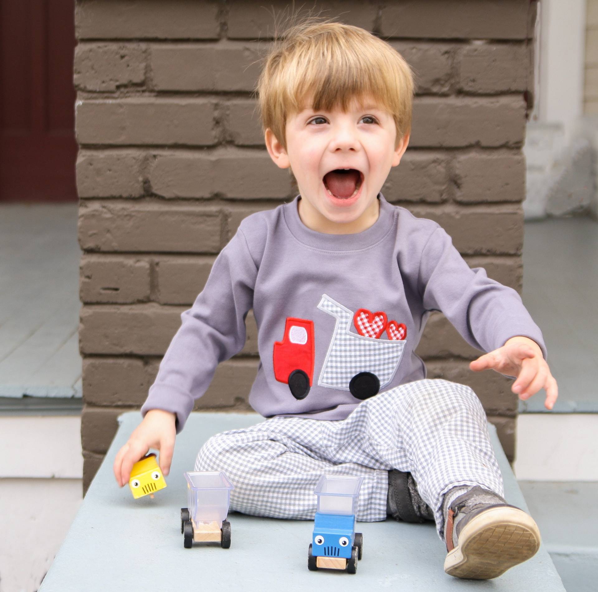 Little Boys Valentines Outfit - Dump Truck Mit Herzen T-Shirt Valentinstagskleidung Für Jungen Graue Shirt Set Applikation von SodaCitySewing