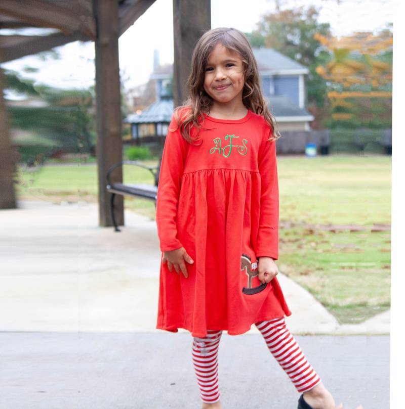 Mädchen Monogramm Weihnachtskleid - Rotes Strickkleid Mit Schaukelpferd Applikation Kleinkind & Baby Langarmkleid Urlaubskleid von SodaCitySewing