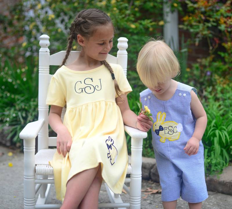 Personalisierung Oster Outfit - Monogrammed Ostern Jon -Seersucker Shortall Jungen Osterhase Strampler Baby Osterkleidung von SodaCitySewing