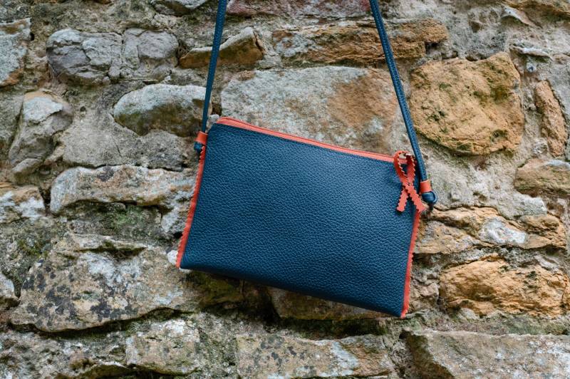 Beutel Aus Tannengrünem Und Ziegelfarbenem Leder Beutel Aus Tannengrünem Und Ziegelfarbenem Leder von SoelleMaroquinerie