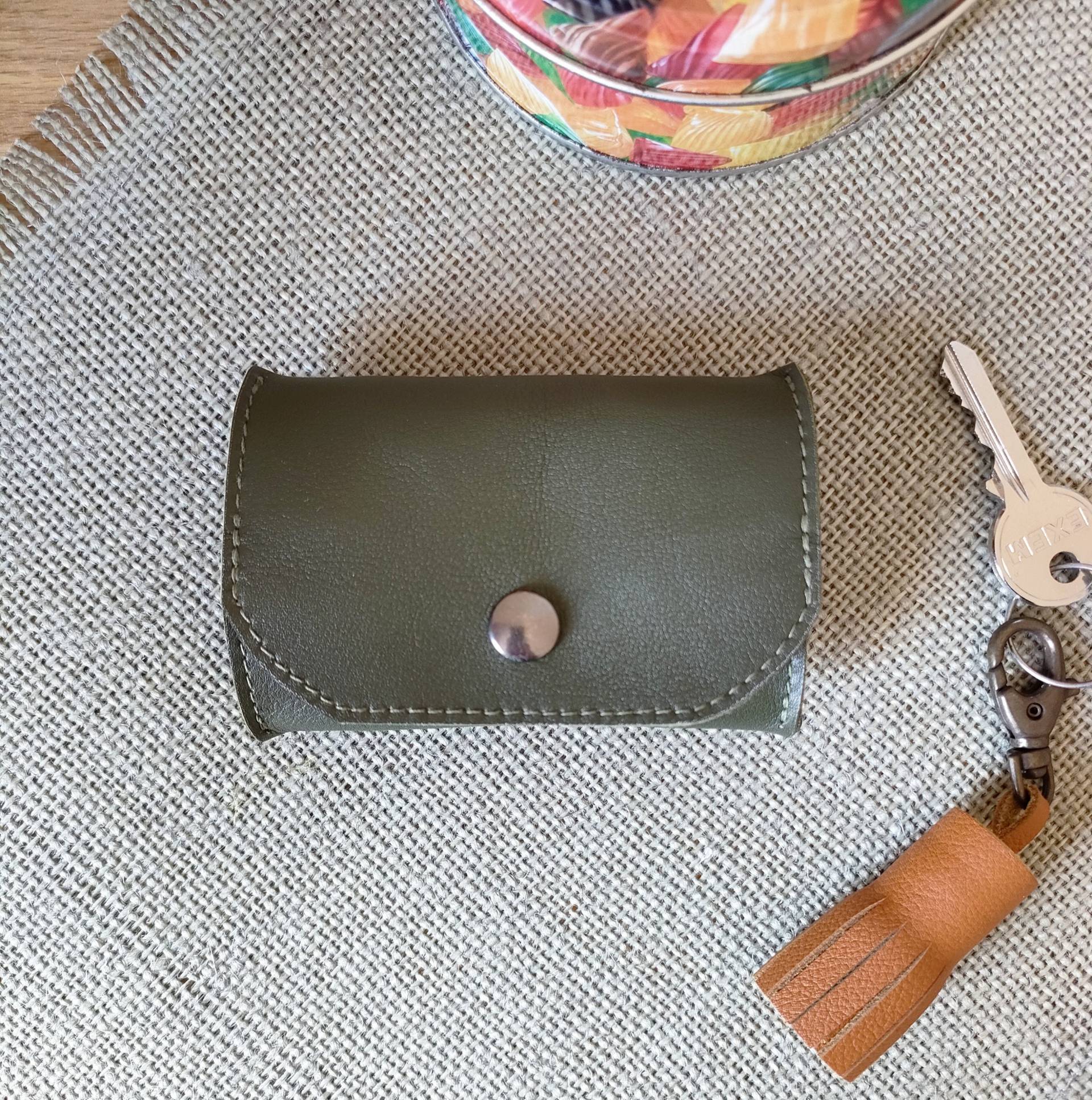 Khakifarbene Lederbrieftasche Khakifarbene Lederbrieftasche von SoelleMaroquinerie