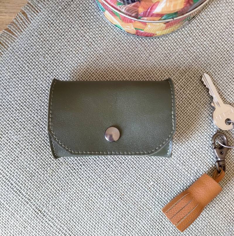 Khakifarbene Lederbrieftasche Khakifarbene Lederbrieftasche von SoelleMaroquinerie