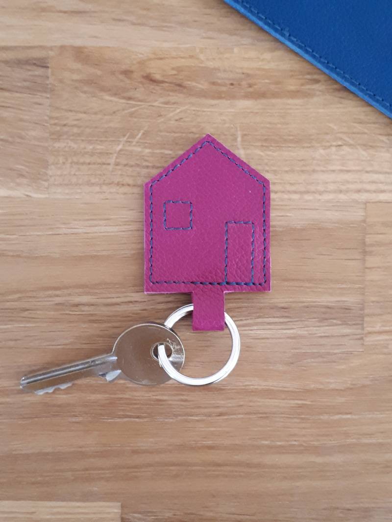 Fuchsiafarbener Schlüsselanhänger Aus Leder Fuchsiafarbener Schlüsselanhänger Aus Leder von SoelleMaroquinerie
