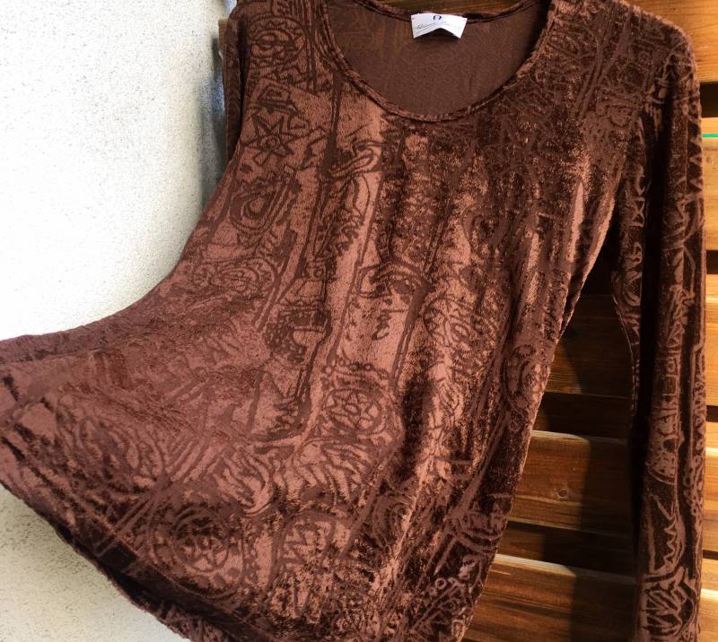 Etienne Aigner Vintage Schokobraunes Strukturiertes Semi Transparentes Samthemd, Top 36-38 Etienne Aigner Vintage Schokobraunes Strukturiertes Semi Transparentes Samthemd, Top 36-38 von Sofaundermapletree