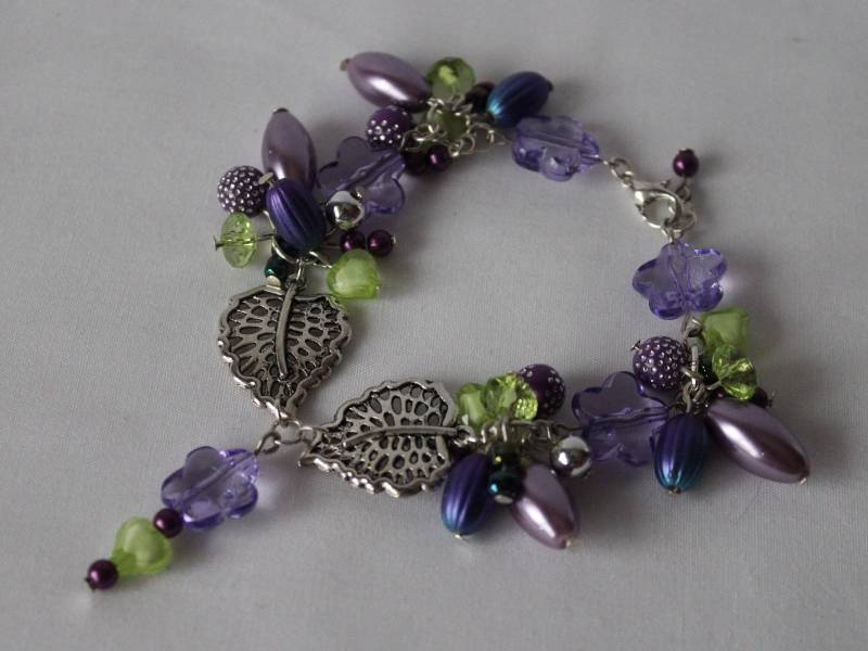Grün & Lila Perlen Blatt Charm Armband Grün & Lila Perlen Blatt Charm Armband von SofiaFerreiraDesigns