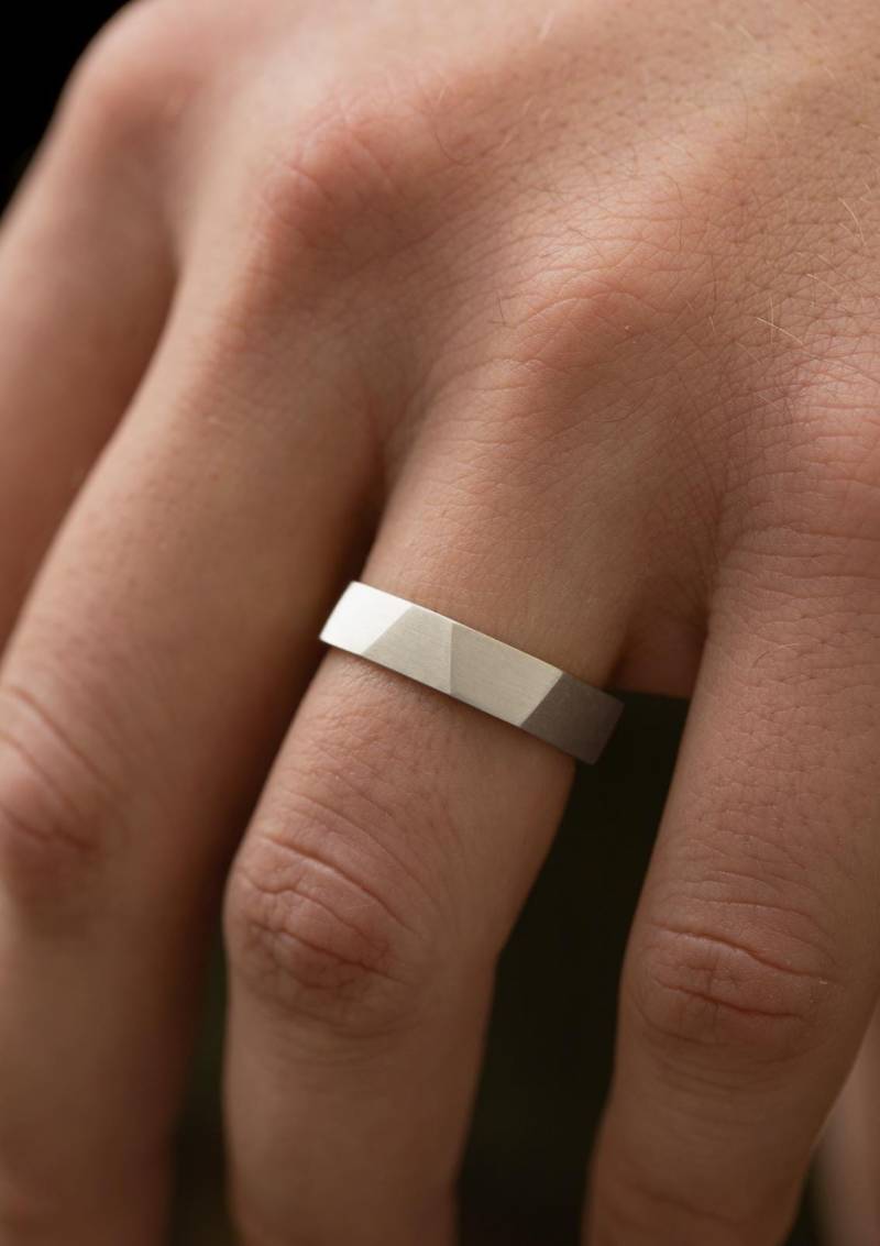Essenz Ring, Sterling Silber Ring 925, Gebürstet Matte Finish Facettierten Gehämmert Ehering Riinng, 5 Mm Breite Band, Minimalistisch Modern von SofiaKovJewelry