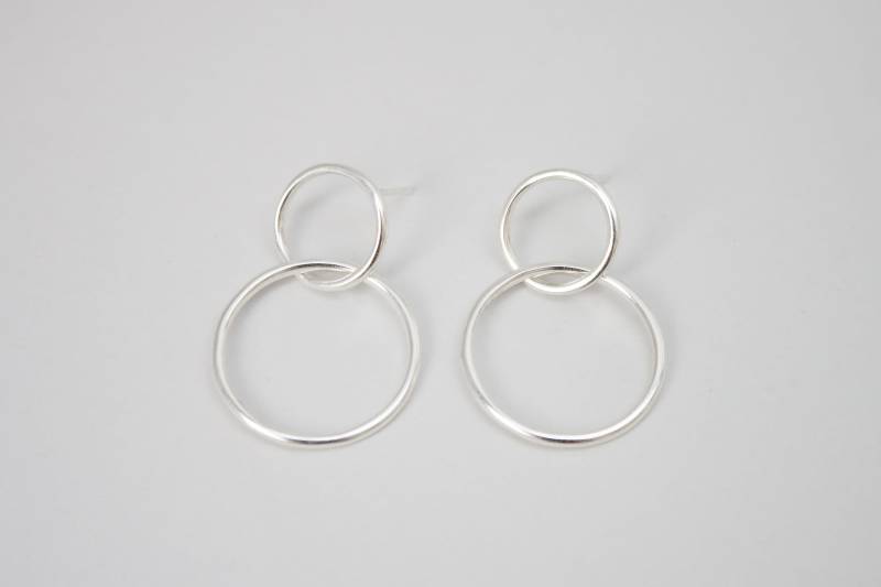 Kleine Silber Hoop Ohrringe, Doppelte Kreis Ohrring Ohrstecker, Interlocking Creolen, Creolen von SofiaKovJewelry