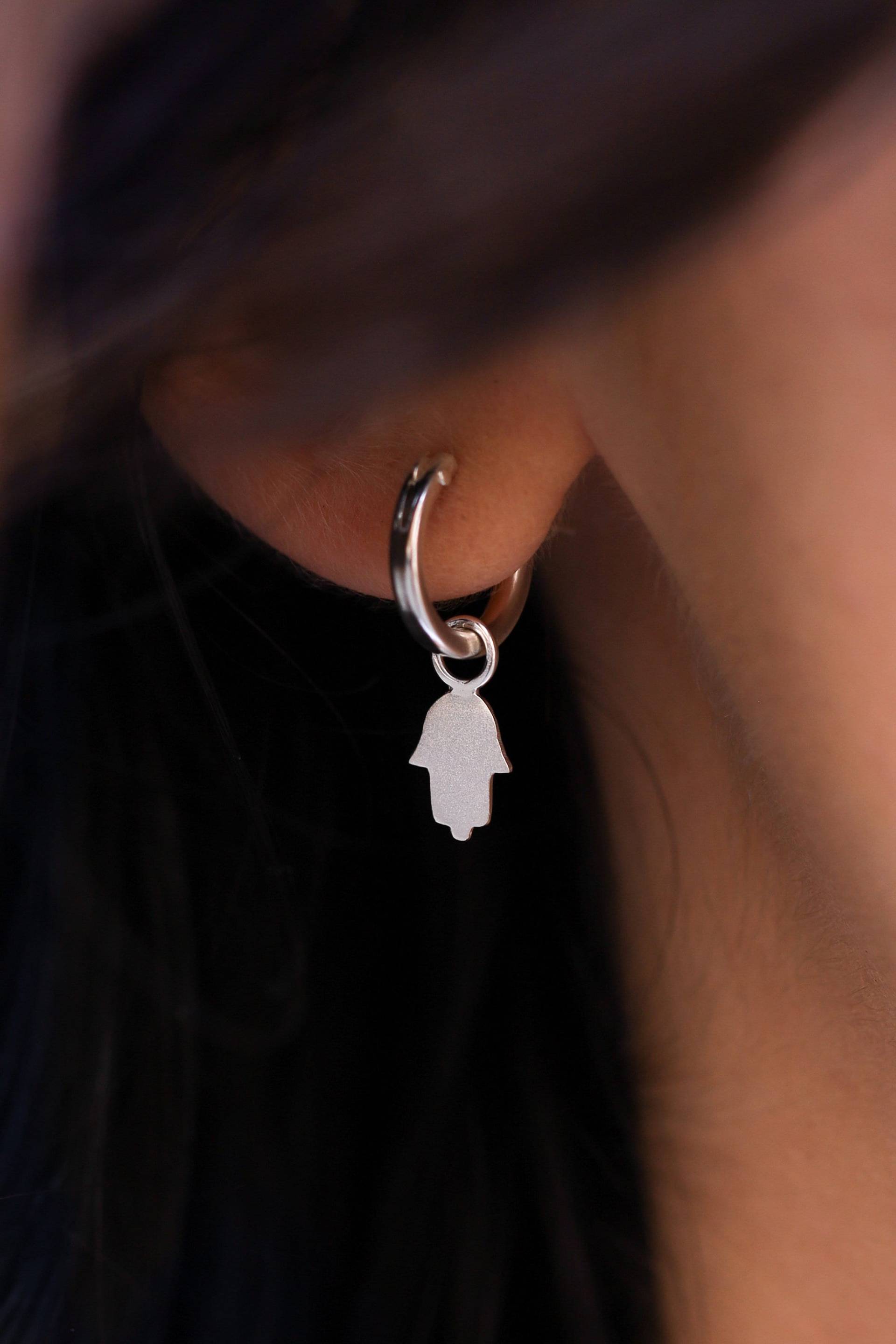 Kleine Sterling Silber Creolen, Hamsa Hand Ohrringe, Fatima Charm Huggie Kleine 2 Mm von SofiaKovJewelry