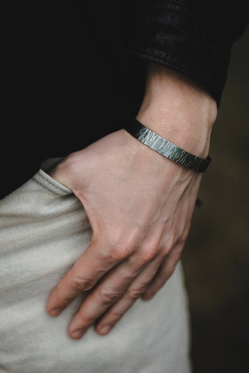 Männer Silber Armband, Manschette Metall Armbänder, Armreif, Schweres Schmuck, Schwarz Armband Männer Silber Armband, Manschette Metall Armbänder, Armreif, Schweres Schmuck, Schwarz Armband von SofiaKovJewelry