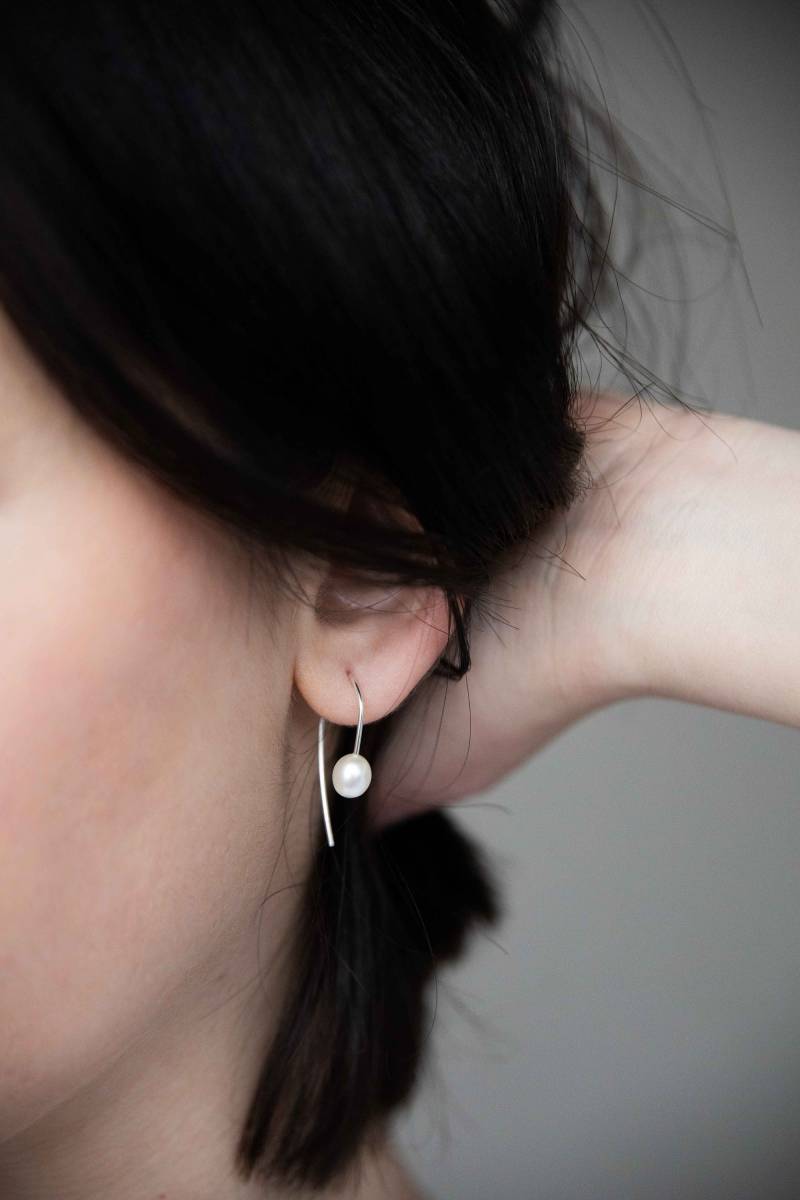 Natürliche Weiße Perlen Ohrringe, 925 Sterling Silber, Perlendraht Elegante Brautschmuck, Hochzeitsschmuck, Zarte Zierliche Ohrringe von SofiaKovJewelry