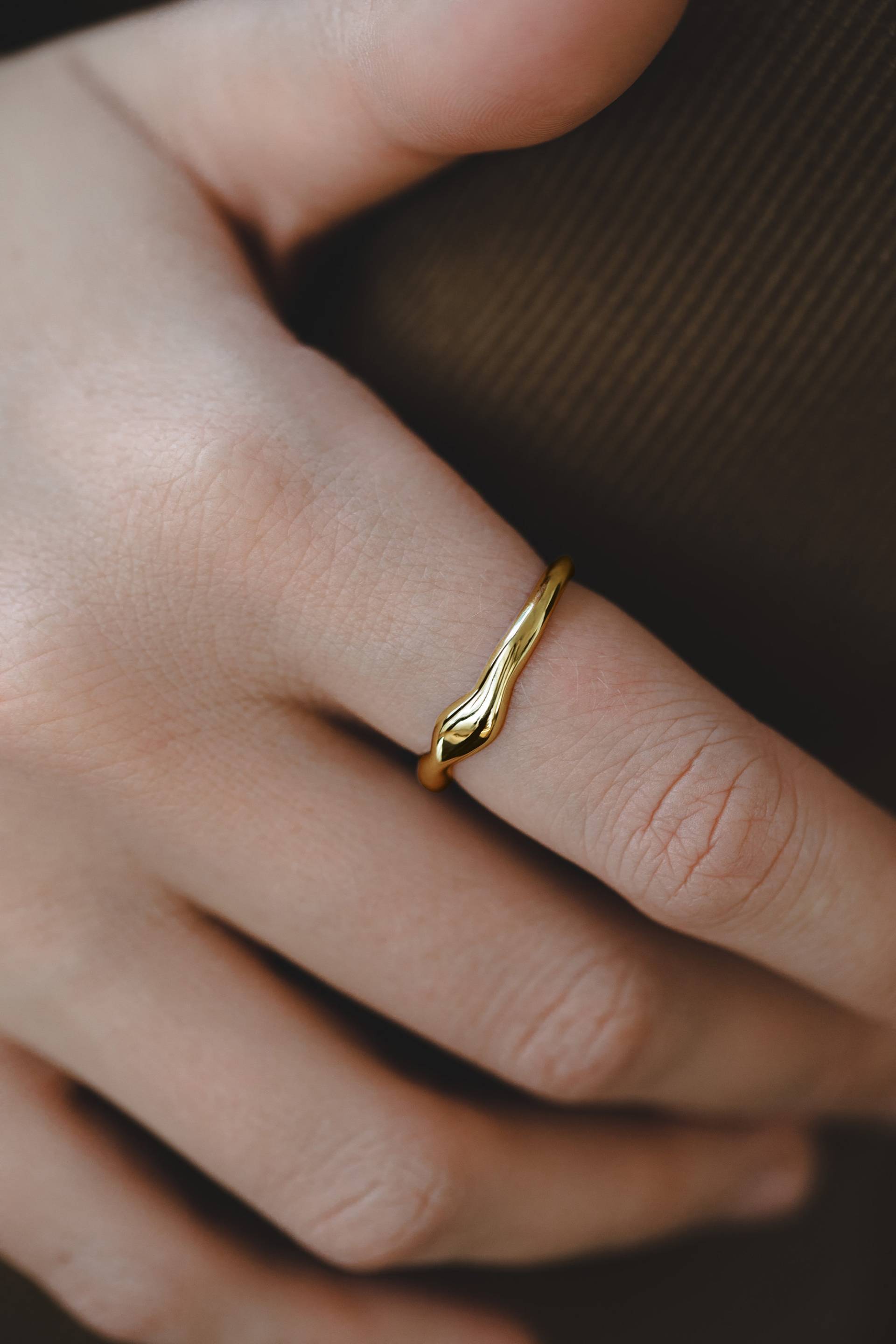 Neia Ring in Gold, Kleiner Goldring, Solider 14K Gold Ehering, Minimalist Ring, Dünner Zierlicher von SofiaKovJewelry