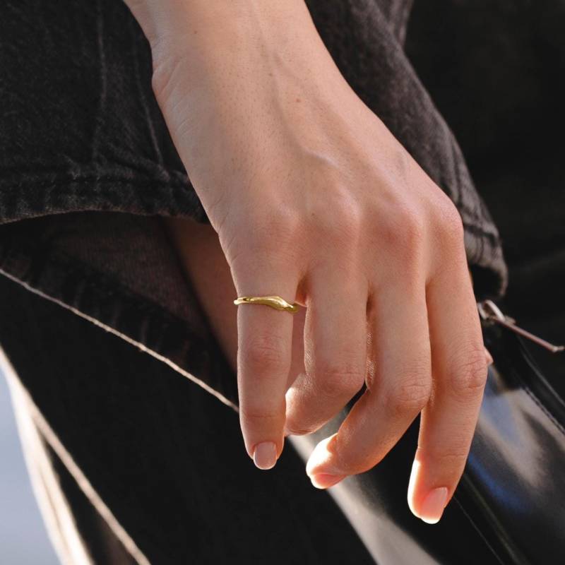 Neia Ring in Gold, Kleiner Goldring, Solider 14K Gold Ehering, Minimalist Ring, Dünner Zierlicher Neia Ring in Gold, Kleiner Goldring, Solider 14K Gold Ehering, Minimalist Ring, Dünner Zierlicher von SofiaKovJewelry