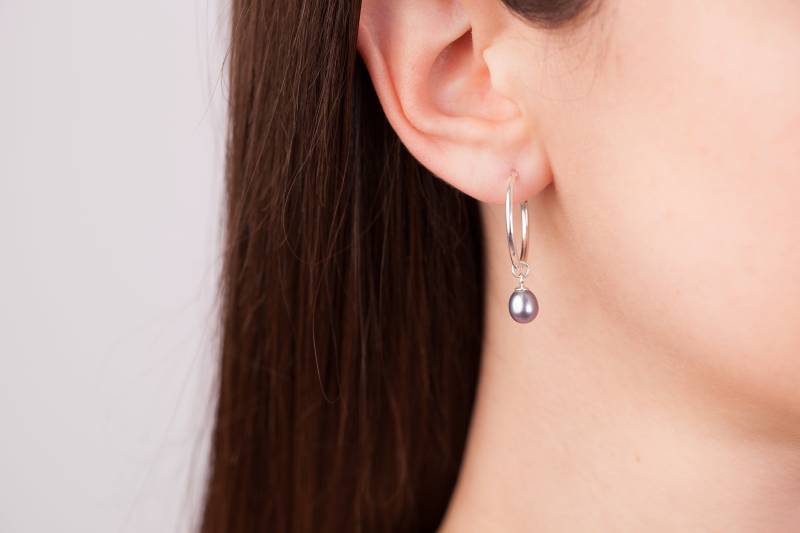 Perlen-Creolen, Sterlingsilber-Creolen, Süßwasser-Perlenohrringe, Schwarze Perlenohrringe, Zierliche Perlentropfenohrringe, Dunkle Perlenohrringe Perlen-Creolen, Sterlingsilber-Creolen, Süßwasser-Perlenohrringe, Schwarze Perlenohrringe, Zierliche Perlentropfenohrringe, Dunkle Perlenohrringe von SofiaKovJewelry