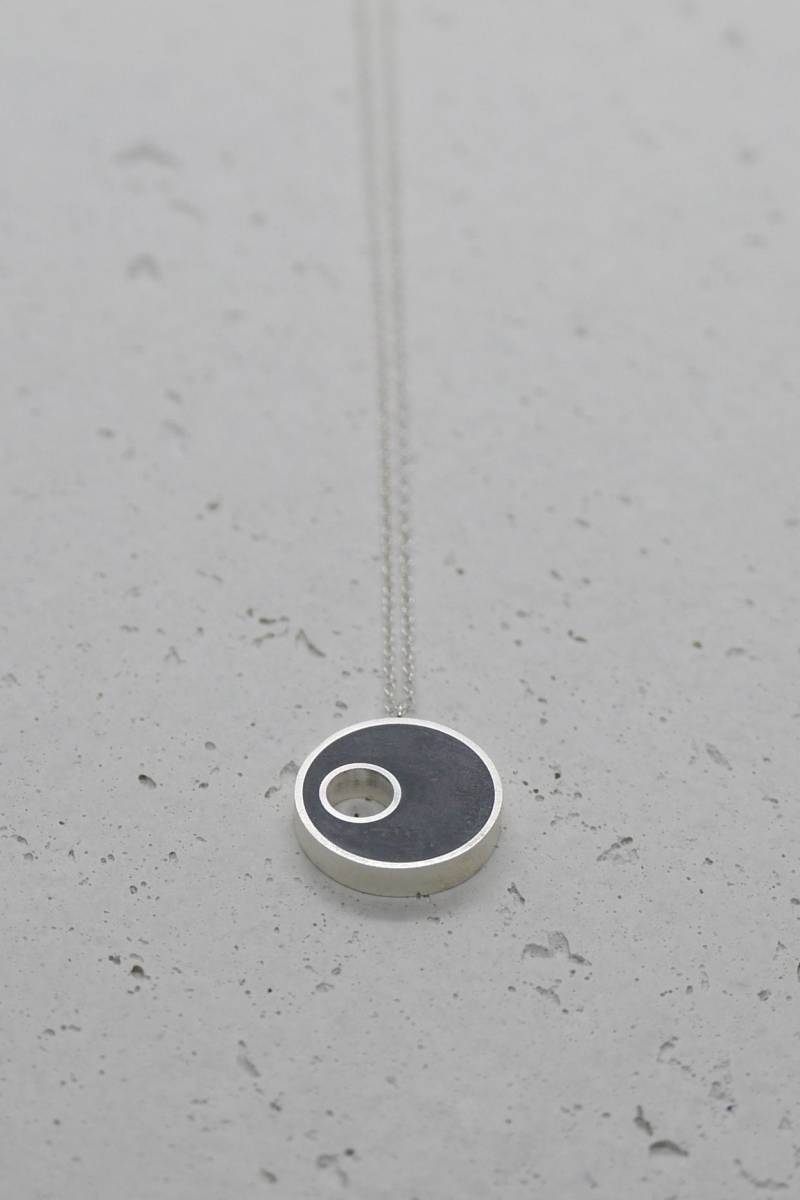 Beton Halskette, Minimalist Resin Silber Kleine Rund Anhänger, Architekt Geschenk Beton Halskette, Minimalist Resin Silber Kleine Rund Anhänger, Architekt Geschenk von SofiaKovJewelry
