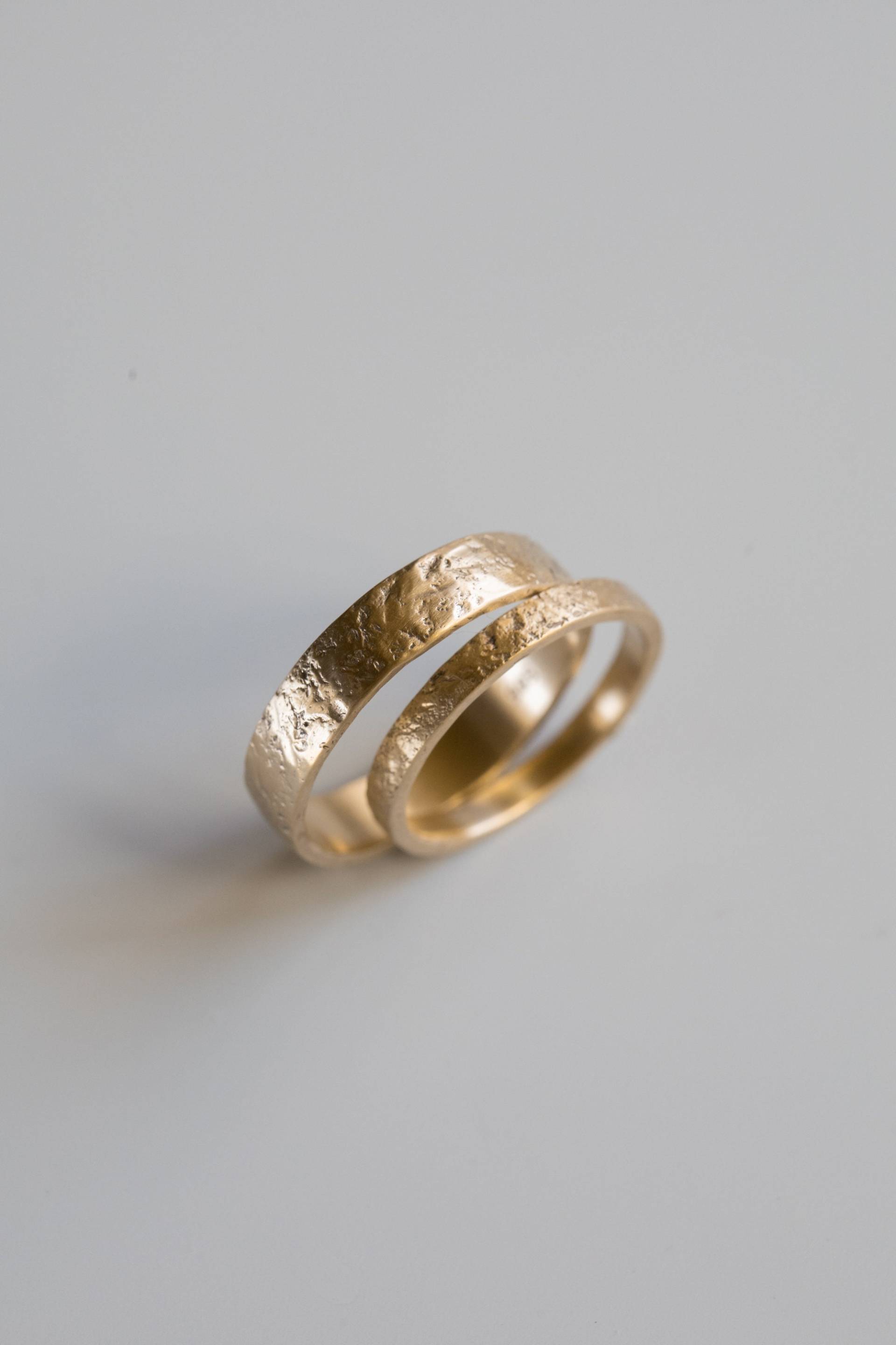 Solide Gold Eheringe, Eheringe Set, 14K Ringe, 8K Rustikaler Ehering, Gehämmerte Strukturierte Goldringe, 585 von SofiaKovJewelry