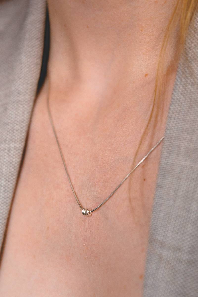 Trio Halskette, Kleine Sterling Silber 3 Ball Drei Schwestern Schmuck, Minimalist Bead von SofiaKovJewelry