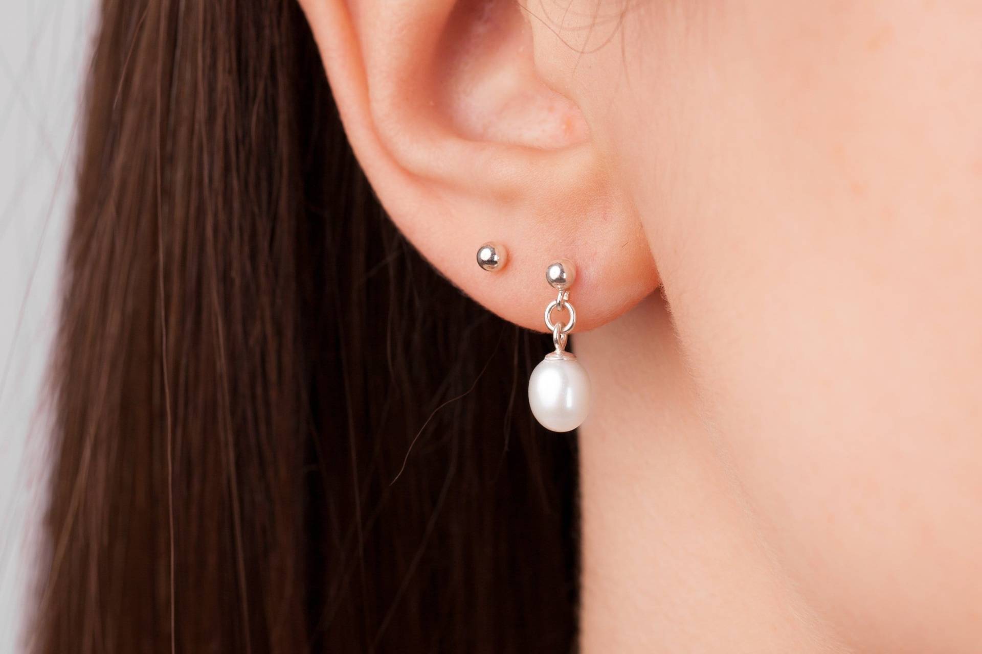 sterling Silber Ohrringe, Weiße Perle Ohrstecker, Kleine Perlen Tropfen Braut Baumeln Ohrringe von SofiaKovJewelry