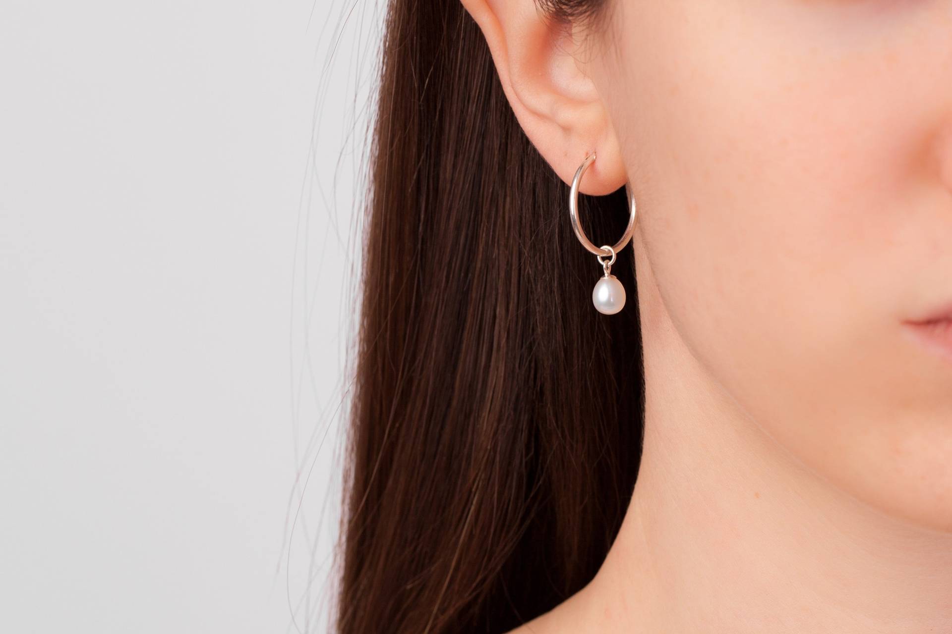 sterling Silber Creolen, Natürliche Perlen Ohrringe, Kleine Perlen-Creolen, Creolen Mit Weißen Perlen, Süßwasser-Perlen-Ohrringe von SofiaKovJewelry