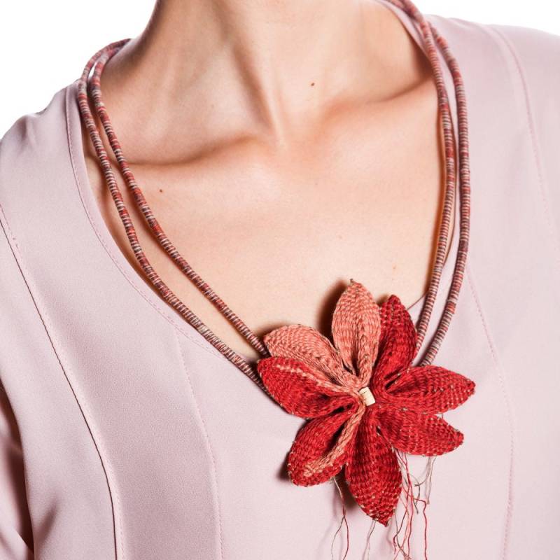 Rote Blume, Moderner Schmuck, Statement Halskette, Handgewebte Einzigartiger Textilschmuck, Origineller Geschenkforher von SofiaPaschou