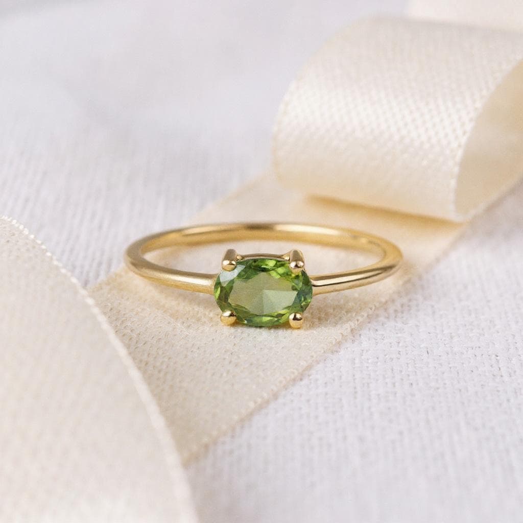 9 Karat Solid Gold Peridot Oval Ring, Minimalist Stacking Zierliche Grüne August Birthstone, Zarte Schmuck von SofiandAmiaJewellery